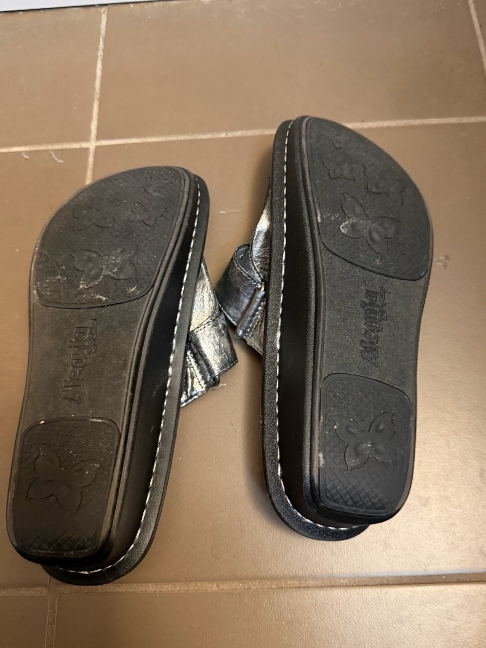 ALEGRIA Gray Carina Pewter Leather Comfort Thong Sandal Size 39 US 9 Silver - Picture 10 of 15